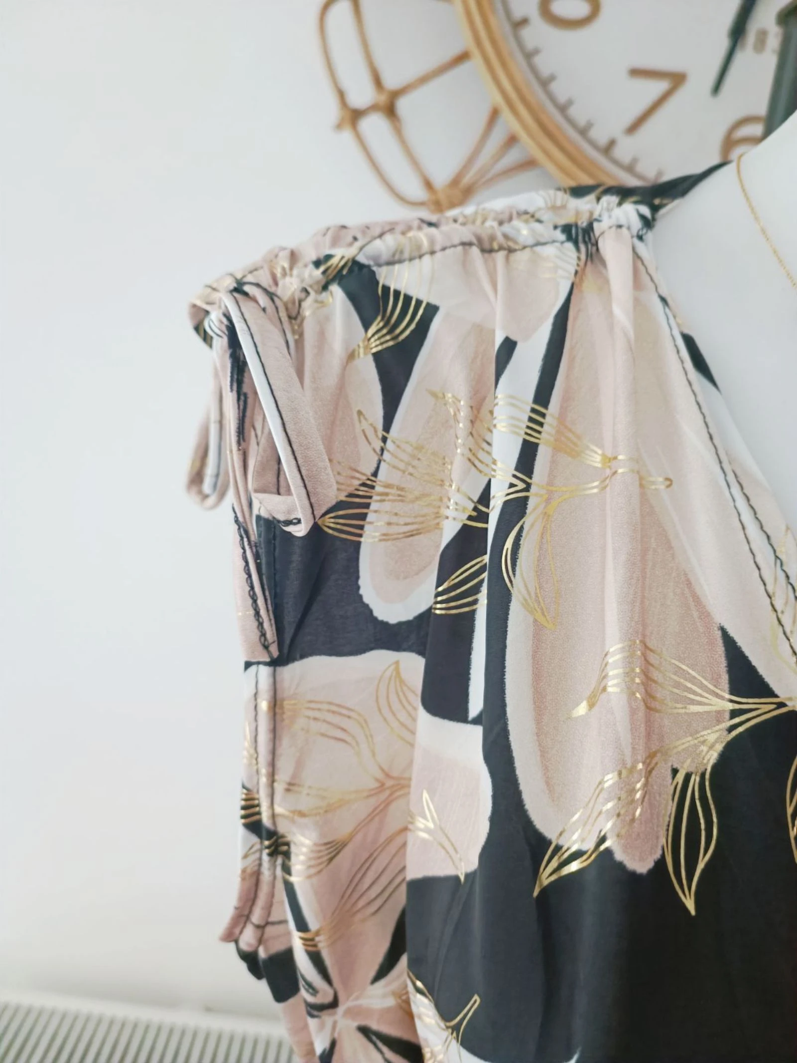 Robe magique noir beige blanc dorée  – photo 3